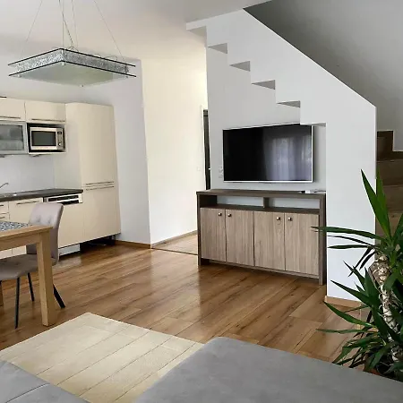 Mark Apartman * Balatonszarszo